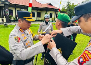 Kapolres Bartim AKBP Eddy Santoso, menyematkan pita tanda Operasi Liling Telabang 2025, Jumat (19/12/2025). (FOTO: HUMAS POLRES BARTIM)