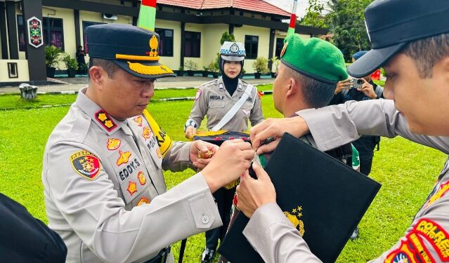 Kapolres Bartim AKBP Eddy Santoso, menyematkan pita tanda Operasi Liling Telabang 2025, Jumat (19/12/2025). (FOTO: HUMAS POLRES BARTIM)