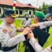 Kapolres Bartim AKBP Eddy Santoso, menyematkan pita tanda Operasi Liling Telabang 2025, Jumat (19/12/2025). (FOTO: HUMAS POLRES BARTIM)
