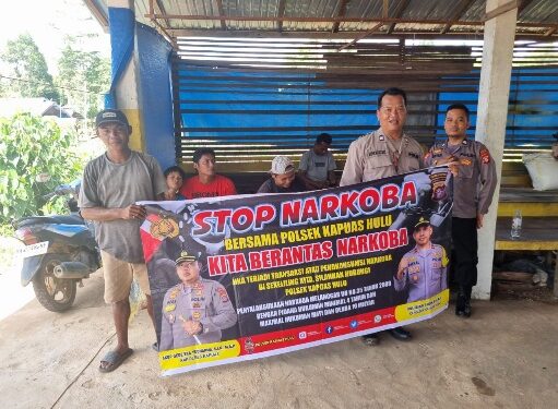 Personel Polsek Kapuas Hulu saat memberikan sosialisasi dan imbauan bahaya narkoba kepada warga Desa Sei Hanyu, Kecamatan Kapuas Hulu, Kabupaten Kapuas, Minggu (21/12/2025).