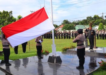 Kapolres Barito Timur AKBP Eddy Santoso, S.I.K., M.H. memimpin Upacara Peringatan Hari Ibu ke-97 Tahun 2025 di Halaman Mapolres Barito Timur, Senin (22/12/2025). (FOTO: HUMAS POLRES BARTIM)