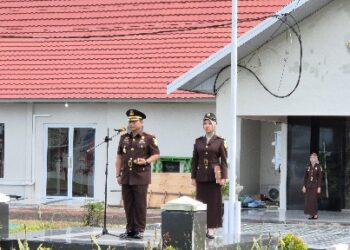 Kepala Kejaksaan Negeri Barito Timur Rahmad Isnaini, S.H., M.H. memimpin Upacara Peringatan Hari Ibu Tahun 2025 di halaman Kantor Kejaksaan Negeri Barito Timur, Senin (22/12/2025). (FOTO: KASI INTEL KEJARI BARTIM)