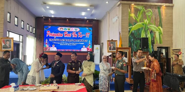 Wakil Bupati Barito Timur, Adi Mula Nakalelu, beserta jajaran Forkopimda melaksanakan tradisi sungkeman dimomen Peringatan Hari Ibu ke-97 Tahun 2025 di, Selasa (23/12/2025).