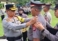 Kapolres Barito Timur AKBP Eddy Santoso, S.I.K., M.H., menyematkan Pangkat personel Polres Barito Timur dan Satbrimob Batalyon C Pelopor periode 1 Januari 2026, di Mapolres Bartim, Rabu (31/12/2025).