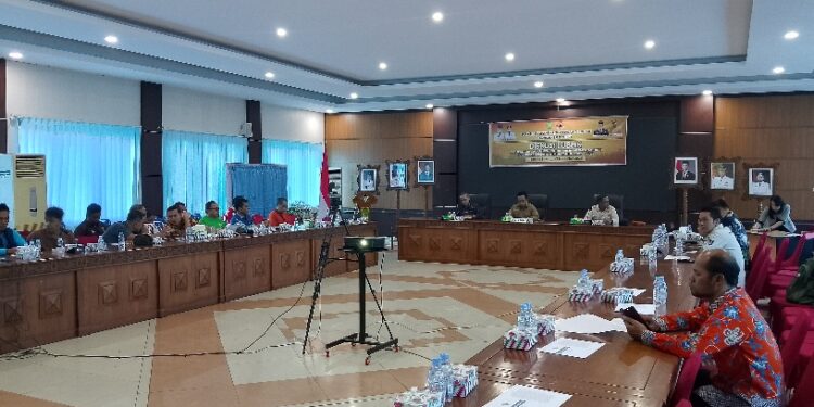 Diskusi Publik Rancangan Dokumen Kajian Risiko Bencana (KRB) Kabupaten Barito Timur Tahun 2026–2030, yang diselenggarakan di Ruang Rapat Kantor Bupati Barito Timur, Jumat (19/12/2025).