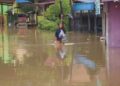 Banjir yang menggenangi wilayah Kecamatan Dusun Tengah, tepatnya di Kawasan Madrasah Kelurahan Ampah Kota, Minggu (28/12/2025). (IST)
