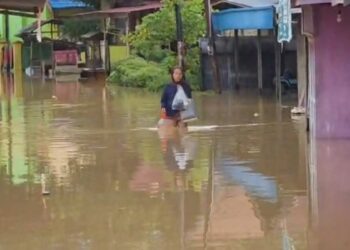 Banjir yang menggenangi wilayah Kecamatan Dusun Tengah, tepatnya di Kawasan Madrasah Kelurahan Ampah Kota, Minggu (28/12/2025). (IST)