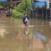 Banjir yang menggenangi wilayah Kecamatan Dusun Tengah, tepatnya di Kawasan Madrasah Kelurahan Ampah Kota, Minggu (28/12/2025). (IST)