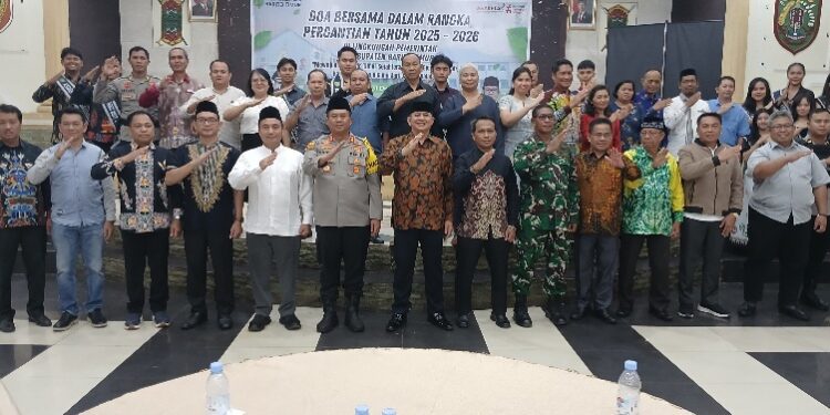 Bupati Bartim M.Yamin, beserta jajaran Forkopimda, instansi vertikal, dan kepala perangkat daerah hingga camat berpose bersama dalam pergantian tahun, Rabu (31/12/2025) malam.