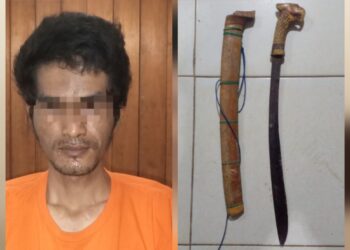 Pelaku J (34) dan barang bukti parang yang telah diamankan polisi. (ist)
