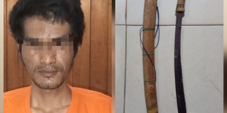 Pelaku J (34) dan barang bukti parang yang telah diamankan polisi. (ist)