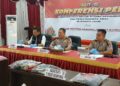 Kapolres Barito Timur AKBP Eddy Santoso, S.I.K., M.H., (diapit) Kasat Reskrim AKP Hengky Prasetyo, dalam press release pengungkapan kasus tindak pidana terhadap anak yang terlihat direkayasa agar terlihat seperti gantung diri, Senin (19/1/2026).