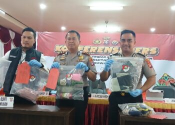Kapolres Barito Timur AKBP Eddy Santoso, S.I.K., M.H., (diapit) Kasat Reskrim AKP Hengky Prasetyo, didampingi Kasi Humas AKP Eko Sutrisno, menunjukkan barang bukti dalam press release pengungkapan kasus tindak pidana terhadap anak yang terlihat direkayasa agar terlihat seperti gantung diri, Senin (19/1/2026).