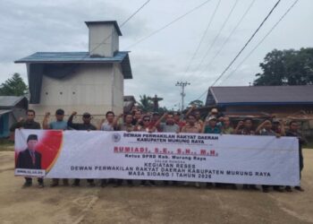 Ketua DPRD Murung Raya, Rumiadi, bersama warga Desa Batu Tuhup, usai reses perorangan, Senin (26/1/2026).