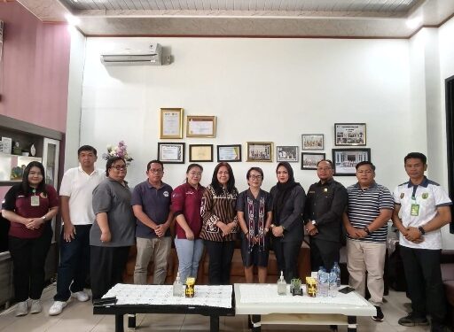 Direktur RSUD Tamiang Layang, dr. Vinny Safari (tengah), ketika menerima jajaran DPRD Barito Timur, Jumat (2/1/2026). (IST)