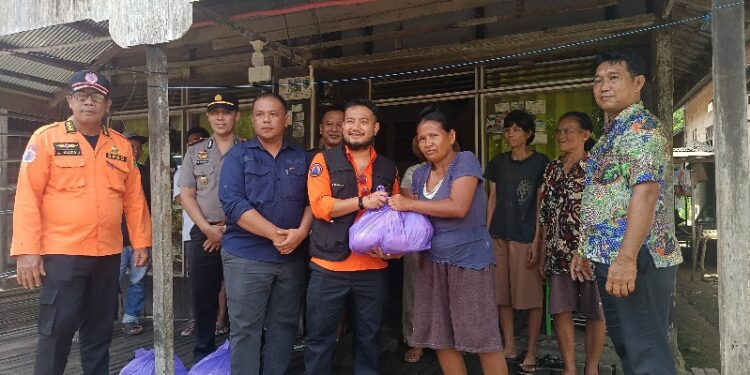 Wakil Bupati Barito Timur Adi Mula Nakalelu, menyerahkan bantuan untuk Warga di Kecamatan Patangkep Tutui, Kamis (15/1/2026). (ist adc wabup)