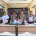Kapolres Murung Raya AKBP Franky M. Monathen, S.I.K., didampingi Wakapolres Kompol Puji Widodo, KBO Satreskrim Ipda Marelo Antonius, dan Kasi Humas Ipda Zaenal Arifin di halaman Mapolres Murung Raya dalam press release, Rabu (21/1/2026).