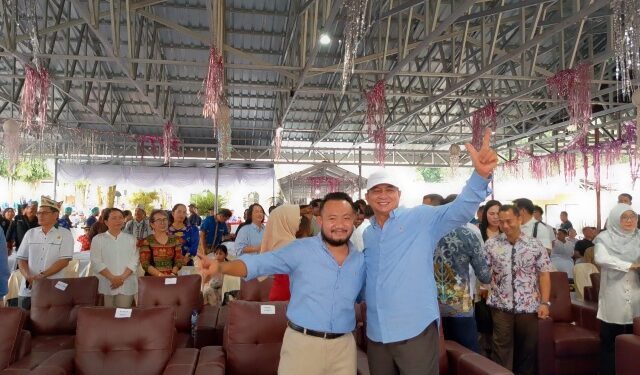 Bupati Barito Timur M. Yamin dan Wakil Bupati Adi Mula Nakalelu, bersama masyarakat dalam acara terima kasih, Rabu (21/1/2025).