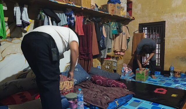 Petugas ketika menggeledah kamar hunian WBP Rutan Tamiang Layang, Sabtu (24/1/2026) malam. (ist)