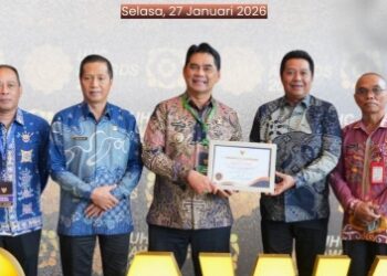 Bupati Barito Utara H. Shalahuddin bersama Wakil Bupati Felix Sonadie Y. Tingan usai penganugerahan UHC Award 2026 yang digelar di Jiexpo Kemayoran, Jakarta Pusat, Selasa (27/1/2026).