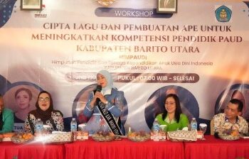 Ketua Bunda PAUD Kabupaten Barito Utara, Maya Savitri Shalahuddin, ketika menghadiri Workshop Cipta Lagu Anak dan Pembuatan Alat Permainan Edukatif (APE).
