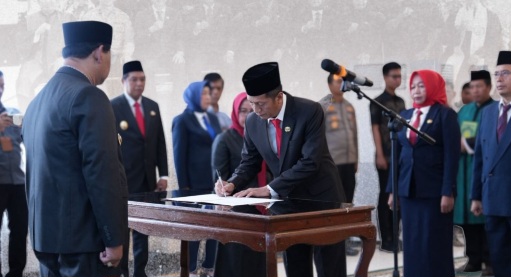Bupati Barito Utara H. Shalahuddin, dalam prosesi pelantikan delapan pejabat, Jumat (30/1/2026).