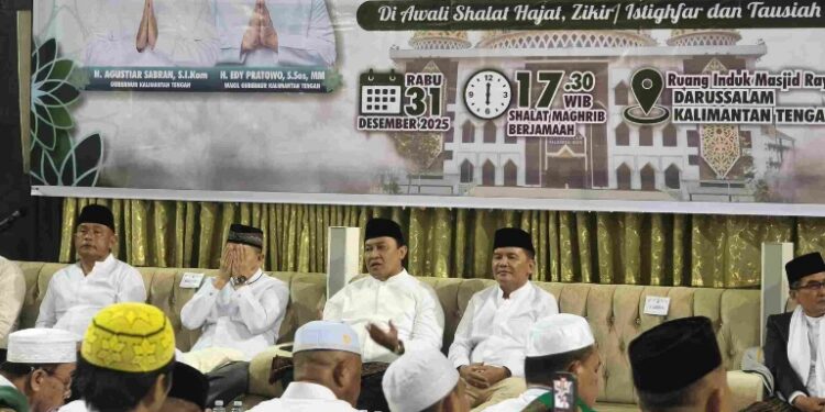 Gubernur Kalimantan Tengah Agustiar Sabran, bersama Wakil Gubernur Edy Pratowo, menghadiri peringatan Isra Miraj Nabi Muhammad SAW, muhasabah akhir tahun, sekaligus haul Guru Sekumpul di Masjid Raya Darussalam, Palangka Raya, Rabu (31/12/2025). (IST)