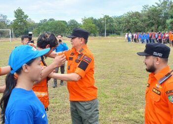 Bupati Bartim M. Yamin didampingi Wabup Adi Mula Nakalelu, menyematkan rompi TRC kepada perwakilan relawan, Sabtu (7/2/2026).