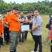 Senior Manager Corporate Affair CAA Group Region Barito Timur, Hendra, menerima piagam penghargaan dari Bupati Bartim M. Yamin, Sabtu (7/2/2026).
