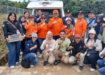 Kepala Dinas Kesehatan Barito Timur, dr. Jimmi W.S. Hutagalung, bersama tenaga medis yang standby dalam acara Pengukuhan TRC dan Simulasi Penanggulangan Bencana, Sabtu (7/2/2025).