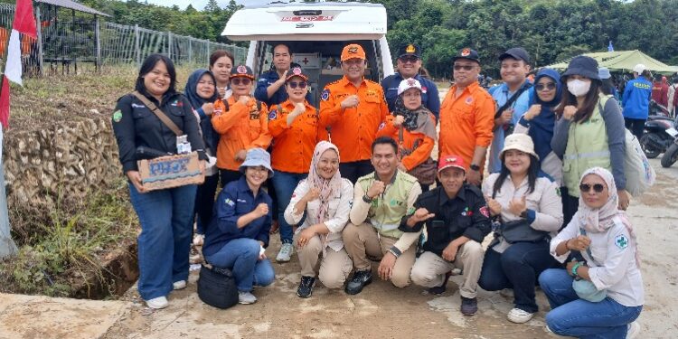 Kepala Dinas Kesehatan Barito Timur, dr. Jimmi W.S. Hutagalung, bersama tenaga medis yang standby dalam acara Pengukuhan TRC dan Simulasi Penanggulangan Bencana, Sabtu (7/2/2025).