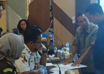 Asisten I Setda Bartim Ari Panan P Lelu, bersama kedua belah pihak, melihat bukti koordinat dan kepemilikan lahan yang disengketakan dalam mediasi Tim Penanganan Konflik Sosial di Ruang Rapat Wakil Bupati Bartim, Kamis (12/2/2026).