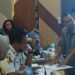 Asisten I Setda Bartim Ari Panan P Lelu, bersama kedua belah pihak, melihat bukti koordinat dan kepemilikan lahan yang disengketakan dalam mediasi Tim Penanganan Konflik Sosial di Ruang Rapat Wakil Bupati Bartim, Kamis (12/2/2026).
