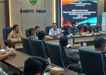 Asisten I Setda Bartim Ari Panan P, Lelu, Ketua DPRD Nursulistio didampingi Waket I dan II, Ketua PN Tamiang Layang, Perwakilan Kejari Bartim, TNI - Polri, dalam mediasi lahan masyarakat dengan PT Bartim Coalindo, Rabu (18/2/2026).