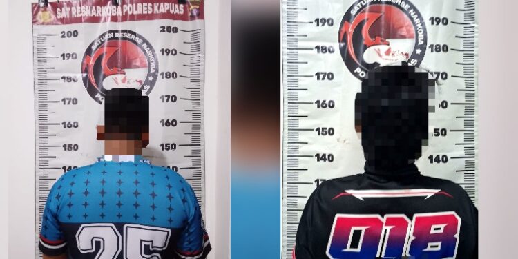 Dua tersangka R (21) dan N (35) yang diamankan Satresnarkoba Polres Kapuas.