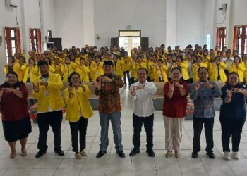 Bupati Barito Timur, M. Yamin, berpose usai pembukaan OSMB Universitas Palangka Raya, Sabtu (28/2/2026).