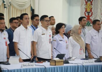 Plt. Kadis Kominfosantik Provinsi Kalteng Rangga Lesmana (dua dari k!kanan) saat menghadiri Rapat Sosialisasi Implementasi KHBS. (Ist MMC Kalteng)