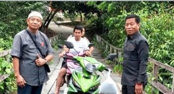 Ketua DPRD Kabupaten Murung Raya, Rumiadi, S.E., M.H., saat meninjau langsung infrastriktur dan berdialog dengan warga dalam reses di wilayah Dapil II, baru - baru tadi.