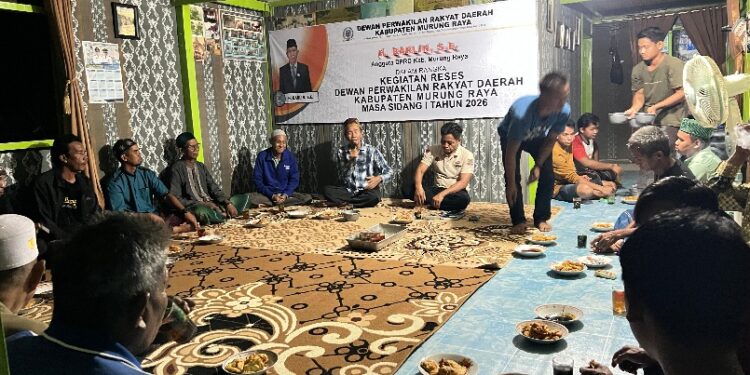 Anggota DPRD Kabupaten Murung Raya H. Barlin, saat reses bertatap muka dengan masyarakat di wilayah Dapil II, baru - baru tadi.