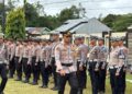 Wakapolres Bartim KOMPOL Alexander Ferdianta Sitepu, mencek pasukan dalam Apel Gelar Pasukan Operasi Keselamatan Tahun 2026, Senin (2/1/2026). (ist humas)
