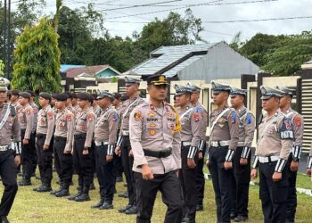 Wakapolres Bartim KOMPOL Alexander Ferdianta Sitepu, mencek pasukan dalam Apel Gelar Pasukan Operasi Keselamatan Tahun 2026, Senin (2/1/2026). (ist humas)