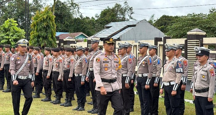 Wakapolres Bartim KOMPOL Alexander Ferdianta Sitepu, mencek pasukan dalam Apel Gelar Pasukan Operasi Keselamatan Tahun 2026, Senin (2/1/2026). (ist humas)