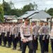 Wakapolres Bartim KOMPOL Alexander Ferdianta Sitepu, mencek pasukan dalam Apel Gelar Pasukan Operasi Keselamatan Tahun 2026, Senin (2/1/2026). (ist humas)