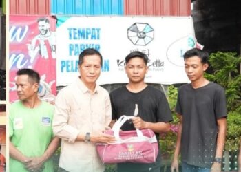 Sekretaris Daerah (Sekda) Barito Utara, Drs. Muhlis, M.AP., menyerahkan bantuan, Minggu (1/2/2026).