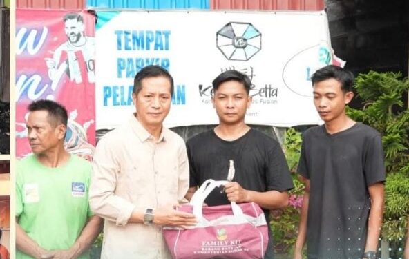 Sekretaris Daerah (Sekda) Barito Utara, Drs. Muhlis, M.AP., menyerahkan bantuan, Minggu (1/2/2026).