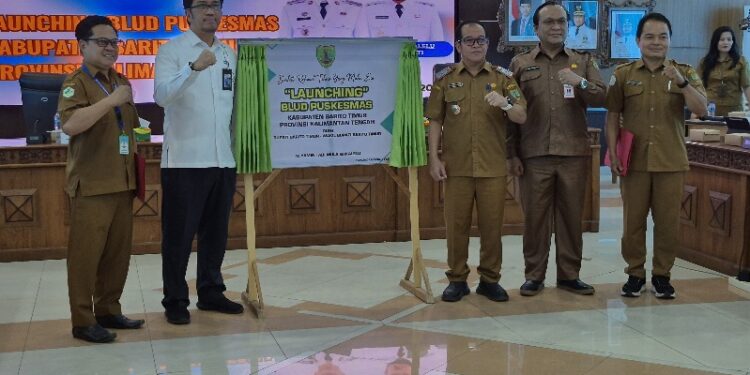 Sekda Bartim, Misnohartaku, didampingi Kepala Dinkes Bartim dr. Jimmi W.S Hutagalung, dalam pelucuran BLUD 11 puskesmas di Barito Timur, Selasa (3/2/2026).