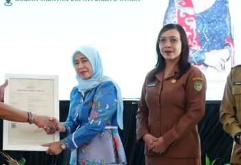Ketua Dekranasda Barito Utara, Hj. Maya Savitri Shalahuddin, didampingi Sekda Drs. Muhlis, menerima Sertifikat Pencatatan Hak Cipta dari Kementerian Hukum Republik Indonesia, Selasa (3/2/2026).