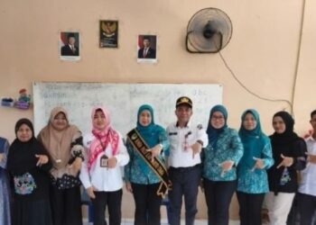 Ketua TP PKK Kabupaten Barito Utara yang juga Bunda PAUD Kabupaten Barito Utara, Hj. Maya Savitri Shalahuddin, didampingi Kepala Dinas Pendidikan Kabupaten Barito Utara, Syahmiludin A. Surapati, saat melaksanakan kunjungan kerja ke TK Negeri Pembina Lahei, Kecamatan Lahei, Rabu (4/2/2026)