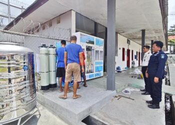 Kepala Rutan Kelas IIB Tamiang Layang, Agung Novarianto, meninjau langsung perangkat depot air minum, Kamis (5/2/2026). (Ist Humas)