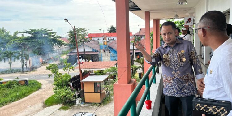 Wali Kota Palangka Raya Fairid Naparin, ketika meninjau Pasar Mini Datah Manuah di Jalan Yos Sudarso, baru - baru tadi.